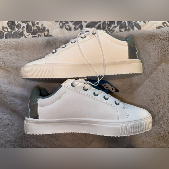 Children’s Mickey and friends sneakers size 4 - Picture 6 of 7